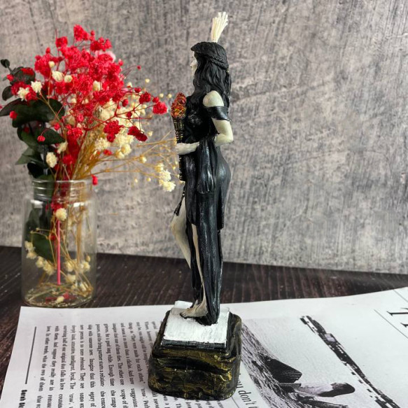 Восковая магическая свеча - Богиня Геката